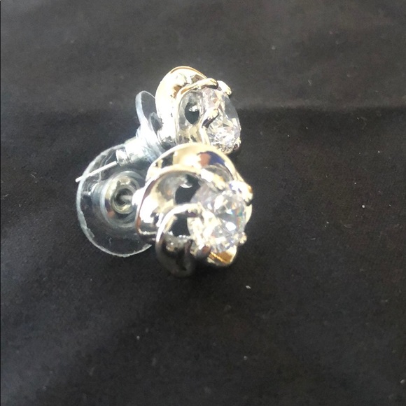 🍀 4/$15! NWOT!! Sparkly cute floral silver tone crystal earrings - Picture 5 of 5